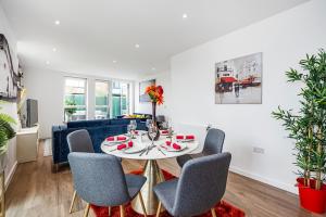 Posezení v ubytování Chiswick Park 3 bed 3 bath West London - Parking