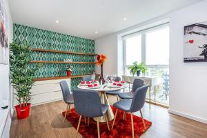 Posezení v ubytování Chiswick Park 3 bed 3 bath West London - Parking