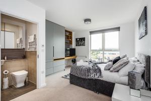 Koupelna v ubytování Chiswick Park 3 bed 3 bath West London - Parking