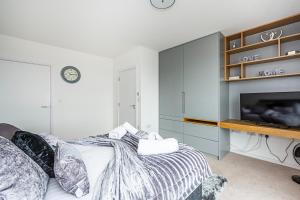 Postel nebo postele na pokoji v ubytování Chiswick Park 3 bed 3 bath West London - Parking