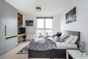 Postel nebo postele na pokoji v ubytování Chiswick Park 3 bed 3 bath West London - Parking