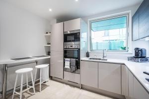 Kuchyň nebo kuchyňský kout v ubytování Chiswick Park 3 bed 3 bath West London - Parking