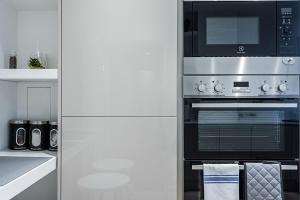 Kuchyň nebo kuchyňský kout v ubytování Chiswick Park 3 bed 3 bath West London - Parking