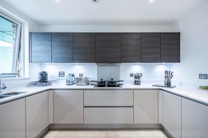 Kuchyň nebo kuchyňský kout v ubytování Chiswick Park 3 bed 3 bath West London - Parking