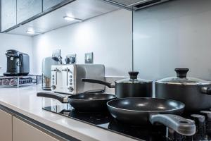 Kuchyň nebo kuchyňský kout v ubytování Chiswick Park 3 bed 3 bath West London - Parking