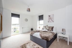 Postel nebo postele na pokoji v ubytování Chiswick Park 3 bed 3 bath West London - Parking