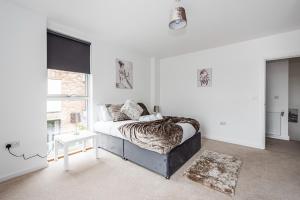 Postel nebo postele na pokoji v ubytování Chiswick Park 3 bed 3 bath West London - Parking