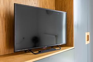 TV a/nebo společenská místnost v ubytování Chiswick Park 3 bed 3 bath West London - Parking