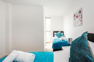 Postel nebo postele na pokoji v ubytování Chiswick Park 3 bed 3 bath West London - Parking