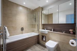 Koupelna v ubytování Chiswick Park 3 bed 3 bath West London - Parking + 13 fotografií