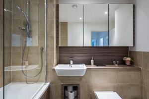 Koupelna v ubytování Chiswick Park 3 bed 3 bath West London - Parking