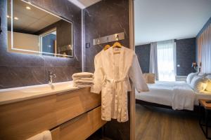 Postel nebo postele na pokoji v ubytování Best Western Côte des Sables Plouescat