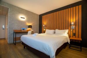 Postel nebo postele na pokoji v ubytování Best Western Côte des Sables Plouescat