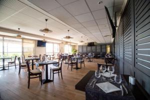 Restaurace v ubytování Best Western Côte des Sables Plouescat