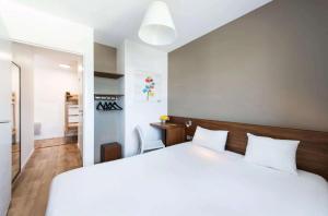 Ένα ή περισσότερα κρεβάτια σε δωμάτιο στο Sure Hotel By Best Western Guerande +50 φωτογραφίες