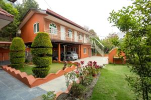 una casa con un giardino davanti di Kathmandu room with great view, like resort a Bālāju