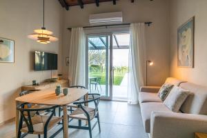 Et tv og/eller underholdning på GuestHost - Two-room apt in Villa with pool!