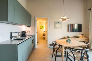 Køkken eller tekøkken på GuestHost - Two-room apt in Villa with pool!