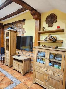 Televízia a/alebo spoločenská miestnosť v ubytovaní Casa Rural El Campanario