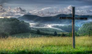 a wooden cross in the middle of a field at Blue Mountain Mist Country Inn in Pigeon Forge