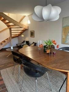 una sala da pranzo con tavolo in legno e divano di Wilson Park House Helsingborg a Helsingborg