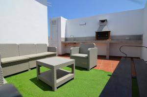 a room with chairs and a table and a kitchen at Villa Vargas Paraiso in Carrizal