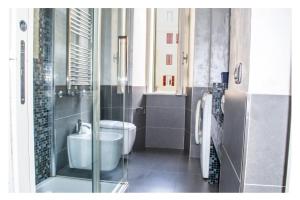 a bathroom with a sink and a bath tub at Ostia Holiday La Marina in Lido di Ostia