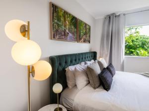 Ένα ή περισσότερα κρεβάτια σε δωμάτιο στο Leaf & Luxe - 9 Pools BBQ & Gym