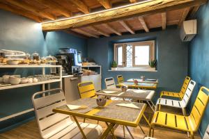 Kuchyň nebo kuchyňský kout v ubytování GOGO` Petit Hotel
