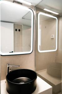 a bathroom with a black sink and a mirror at Asteria House in Animborió