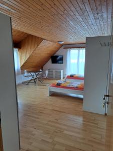 Postel nebo postele na pokoji v ubytování good bed Aarwangen