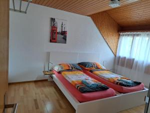 Postel nebo postele na pokoji v ubytování good bed Aarwangen