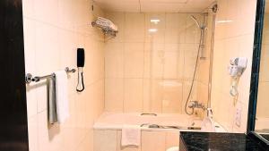 Koupelna v ubytování Rolla Suites Hotel -Former J5 Bur Dubai Hotel