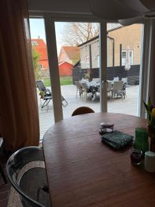 tavolo da pranzo con vista su un patio di Wilson Park House Helsingborg a Helsingborg