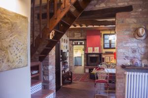 ein Wohnzimmer mit einem Kamin und einer Steinmauer in der Unterkunft Ruhig gelegenes, mittelalterliches Steinhaus im Herzen der Altstadt von Corciano in Corciano