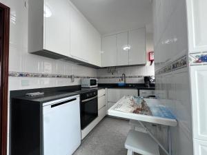 Η κουζίνα ή μικρή κουζίνα στο Cosy house in Nazaré with sea view