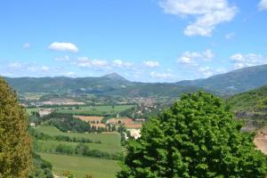 einen Blick auf das Tal vom Berg aus in der Unterkunft Ruhig gelegenes, mittelalterliches Steinhaus im Herzen der Altstadt von Corciano in Corciano