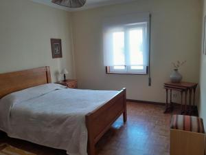 a bedroom with a bed and a window at Ancora beira-mar in Vila Praia de Âncora