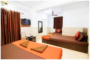 Letto o letti in una camera di HOTEL PREMIUM TRAVELLERS # iNN Near Temple - Fully Air Conditioning Hotel - Hygiene And Spacious Room - A Top Rated Luxuary Hotel