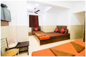Letto o letti in una camera di HOTEL PREMIUM TRAVELLERS # iNN Near Temple - Fully Air Conditioning Hotel - Hygiene And Spacious Room - A Top Rated Luxuary Hotel