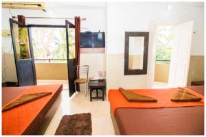 una camera con due letti, un tavolo e uno specchio di HOTEL PREMIUM TRAVELLERS # iNN Near Temple - Fully Air Conditioning Hotel - Hygiene And Spacious Room - A Top Rated Luxuary Hotel a Merces