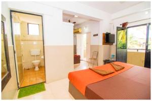 una camera con letto e un bagno con servizi igienici di HOTEL PREMIUM TRAVELLERS # iNN Near Temple - Fully Air Conditioning Hotel - Hygiene And Spacious Room - A Top Rated Luxuary Hotel a Merces