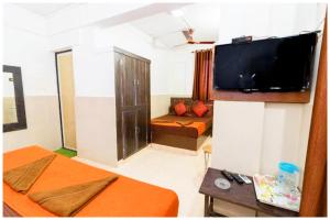TV o dispositivi per l'intrattenimento presso HOTEL PREMIUM TRAVELLERS # iNN Near Temple - Fully Air Conditioning Hotel - Hygiene And Spacious Room - A Top Rated Luxuary Hotel