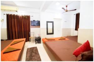 Letto o letti in una camera di HOTEL PREMIUM TRAVELLERS # iNN Near Temple - Fully Air Conditioning Hotel - Hygiene And Spacious Room - A Top Rated Luxuary Hotel
