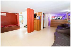 TV o dispositivi per l'intrattenimento presso HOTEL PREMIUM TRAVELLERS # iNN Near Temple - Fully Air Conditioning Hotel - Hygiene And Spacious Room - A Top Rated Luxuary Hotel