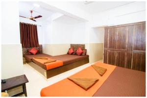 Letto o letti in una camera di HOTEL PREMIUM TRAVELLERS # iNN Near Temple - Fully Air Conditioning Hotel - Hygiene And Spacious Room - A Top Rated Luxuary Hotel