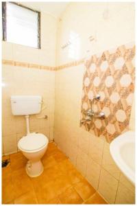 un bagno con un water e un lavandino di HOTEL PREMIUM TRAVELLERS # iNN Near Temple - Fully Air Conditioning Hotel - Hygiene And Spacious Room - A Top Rated Luxuary Hotel a Merces Altre 17 foto