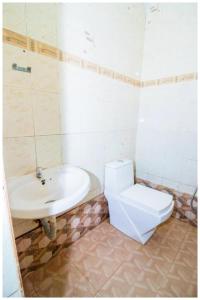 Bagno di HOTEL PREMIUM TRAVELLERS # iNN Near Temple - Fully Air Conditioning Hotel - Hygiene And Spacious Room - A Top Rated Luxuary Hotel