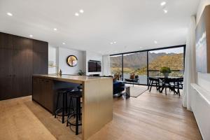 z otwartej kuchni i salonu z widokiem na góry w obiekcie The Bunkers Penthouse-1 Bed w mieście Queenstown