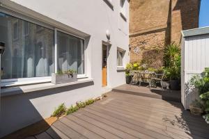 a wooden walkway outside a house with a window at Joli duplex a Saint-Quay a deux pas de la plage in Saint-Quay-Portrieux